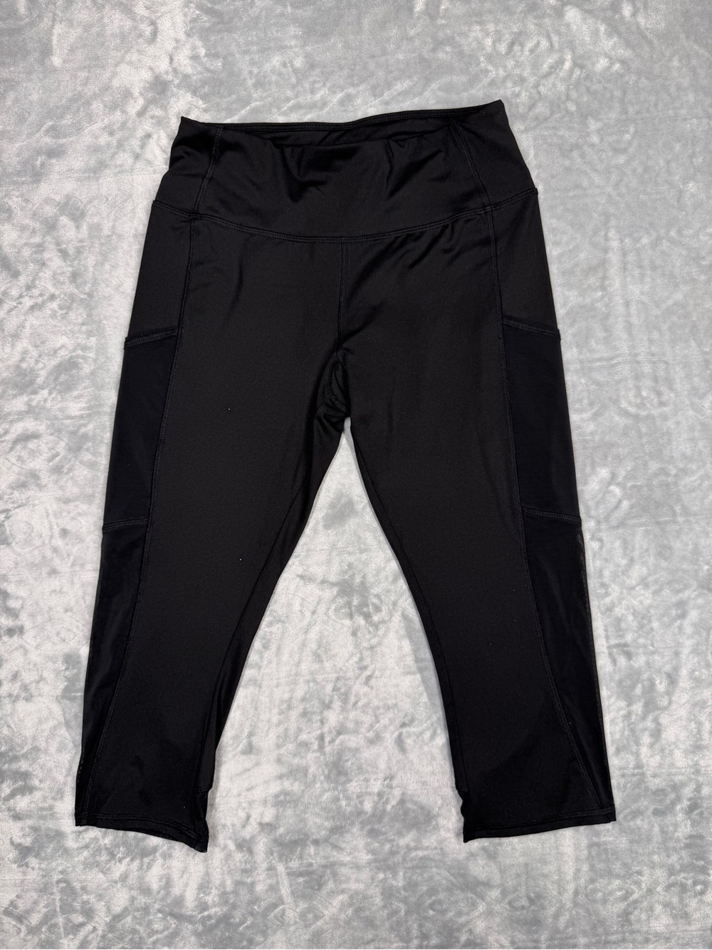 Black High-Waist Athletic Cropped Leggings with Pockets on side